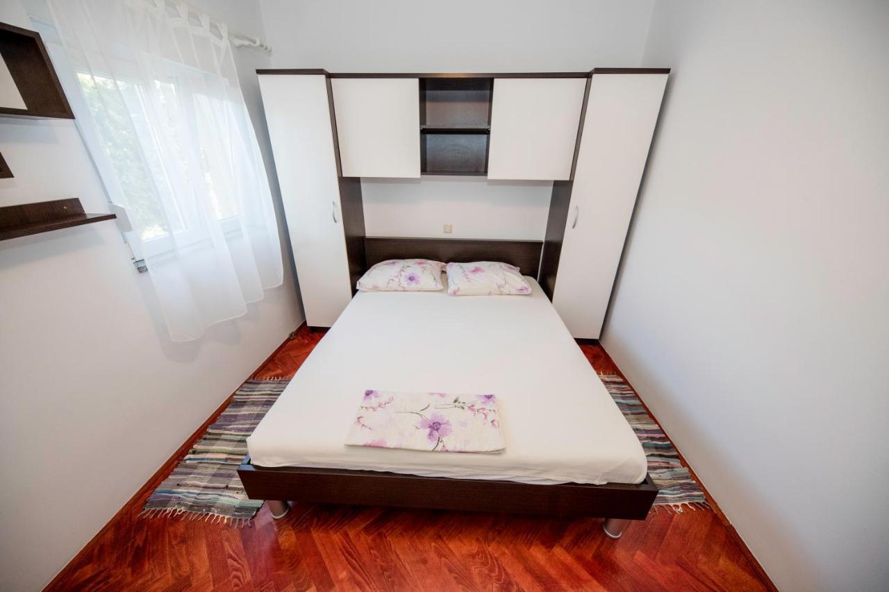 Kuca Leonora Apartman Banjol Kültér fotó
