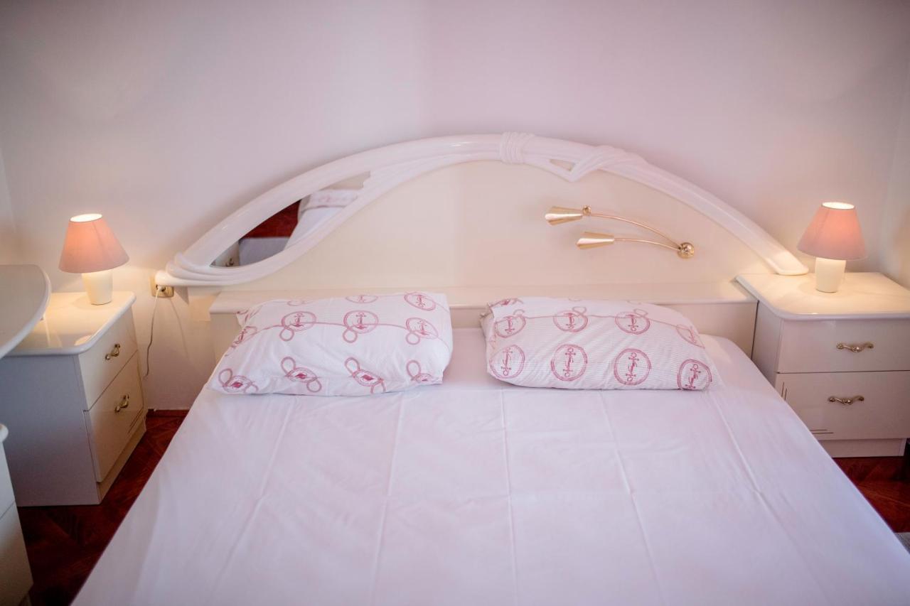 Kuca Leonora Apartman Banjol Kültér fotó