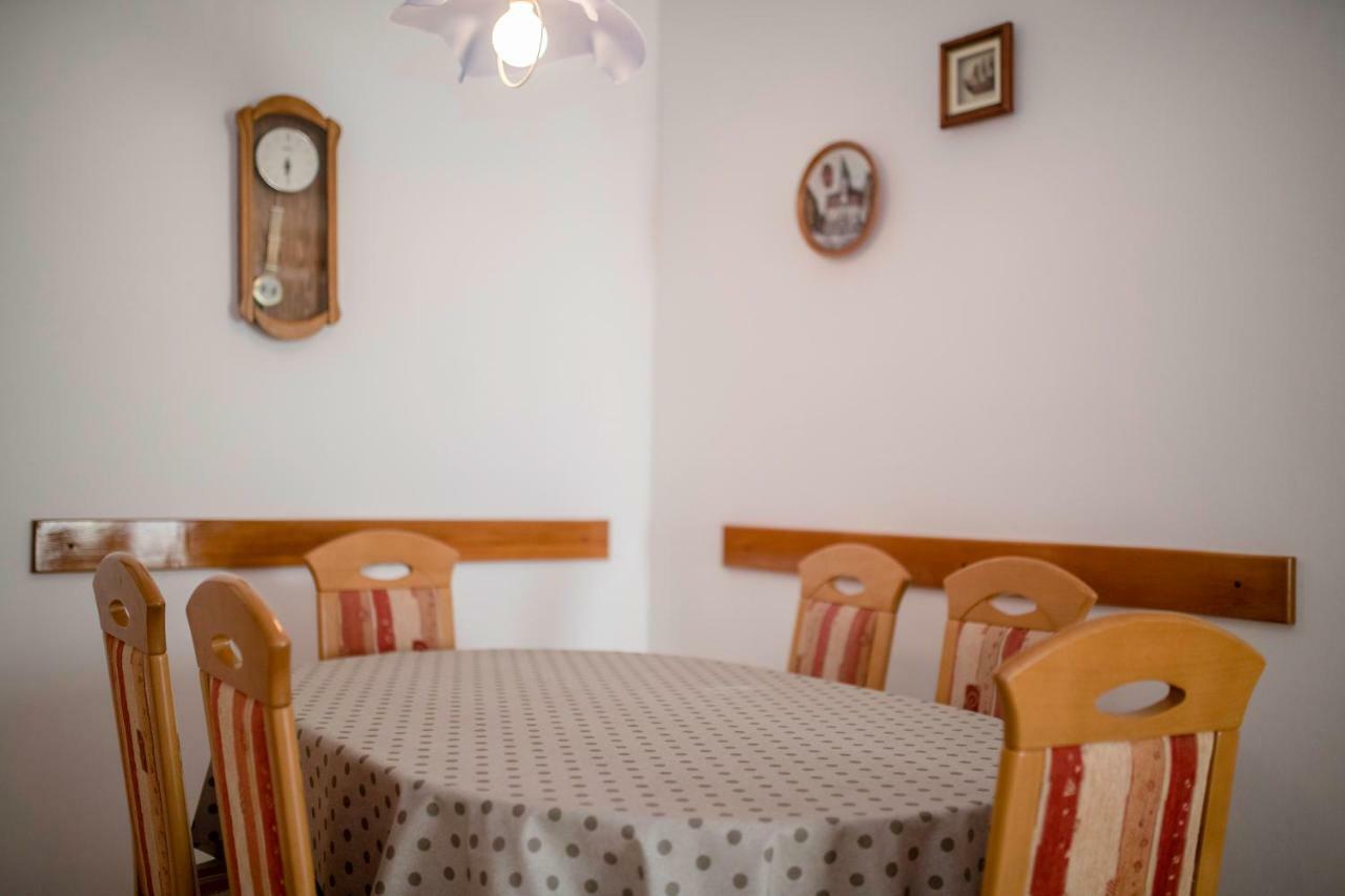 Kuca Leonora Apartman Banjol Kültér fotó