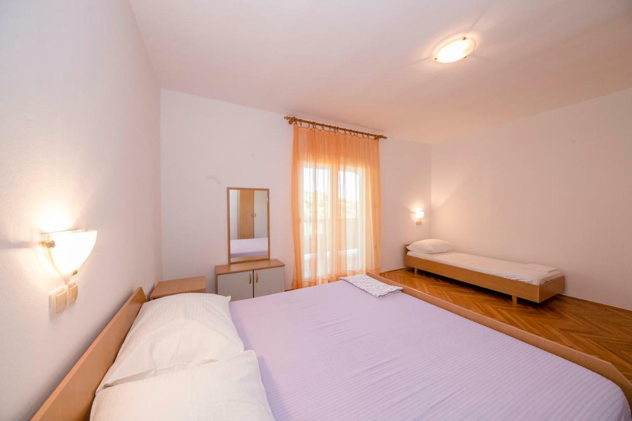 Kuca Leonora Apartman Banjol Kültér fotó